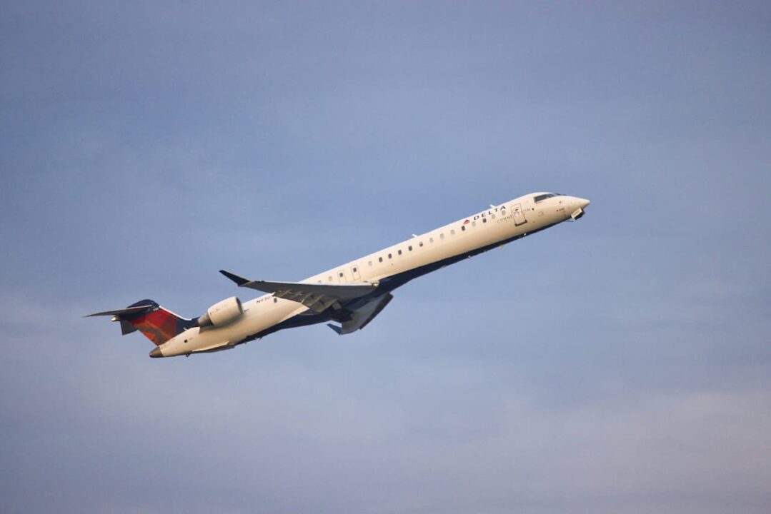 Imagem de um avião no céu