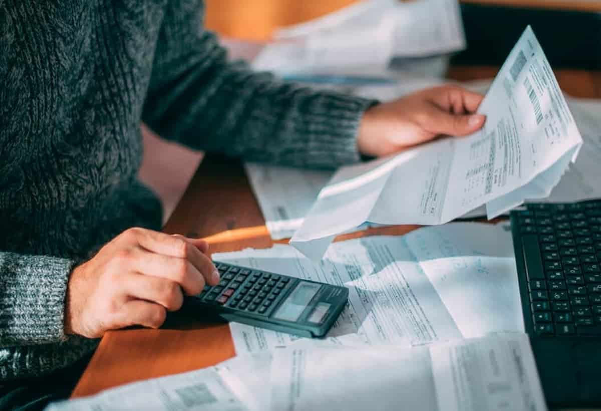Cerca de 50% dos brasileiros destinam até 10% da renda para despesas básicas