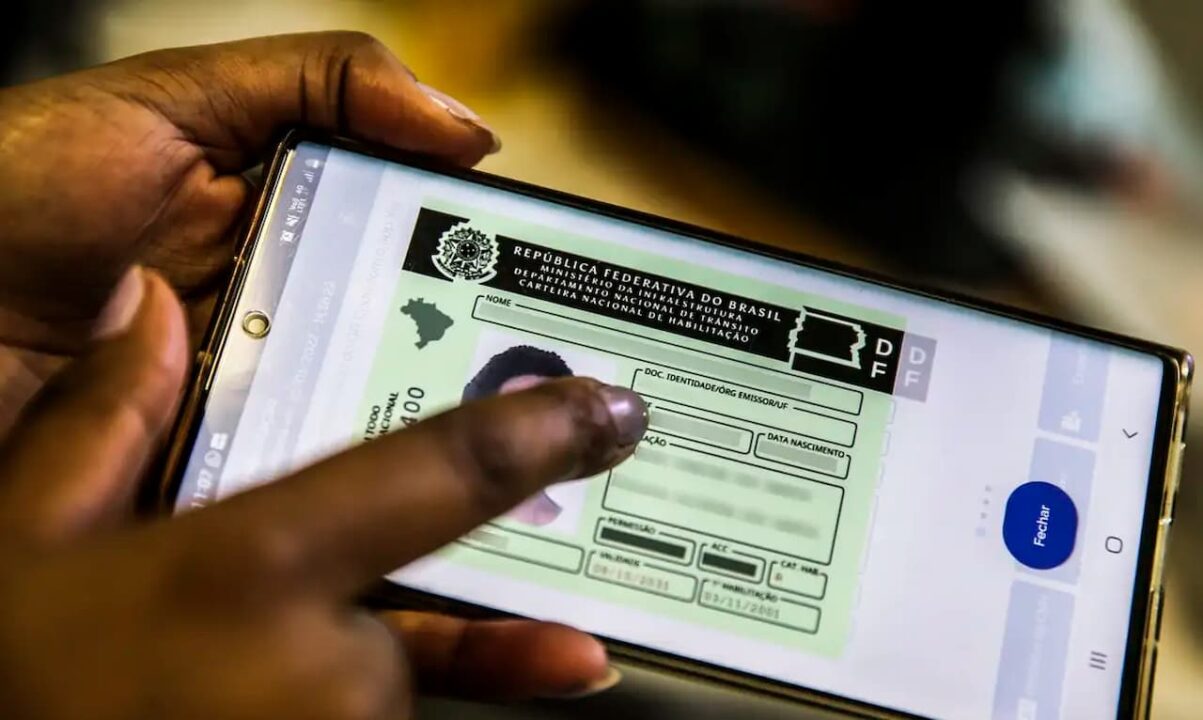 Imagem da CNH digitalizada na tela do celular