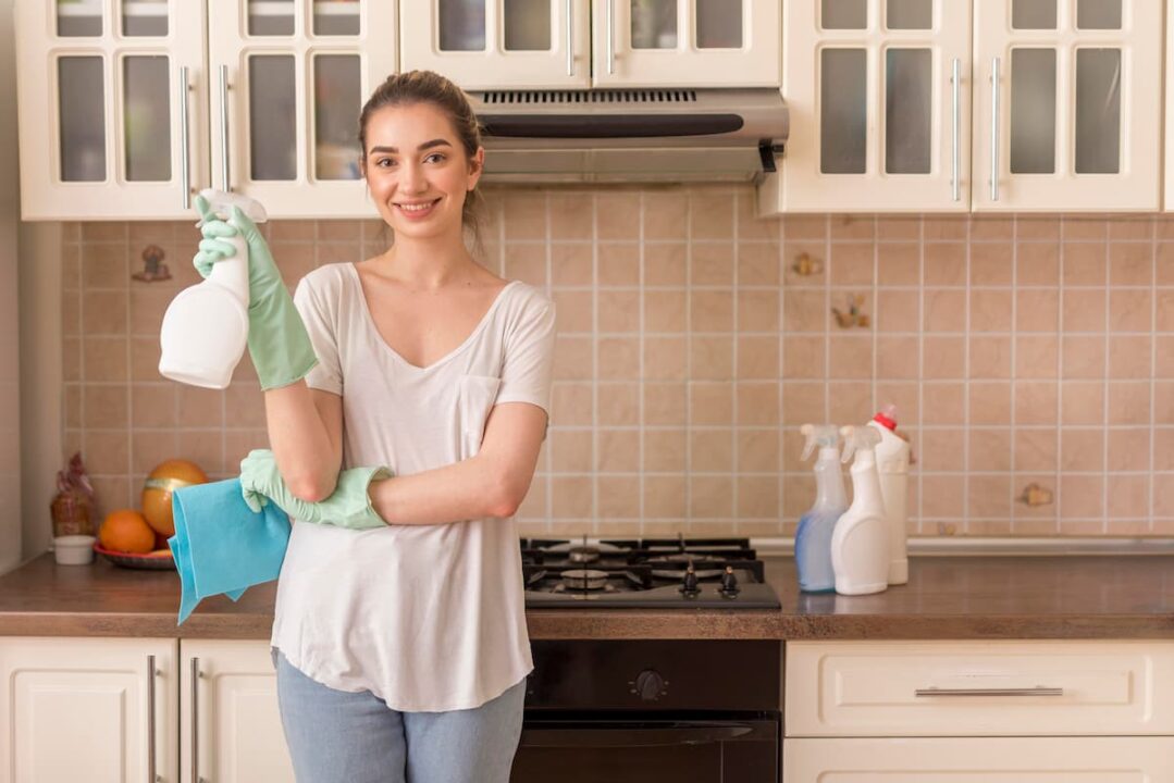 Dona de casa em uma cozinha.