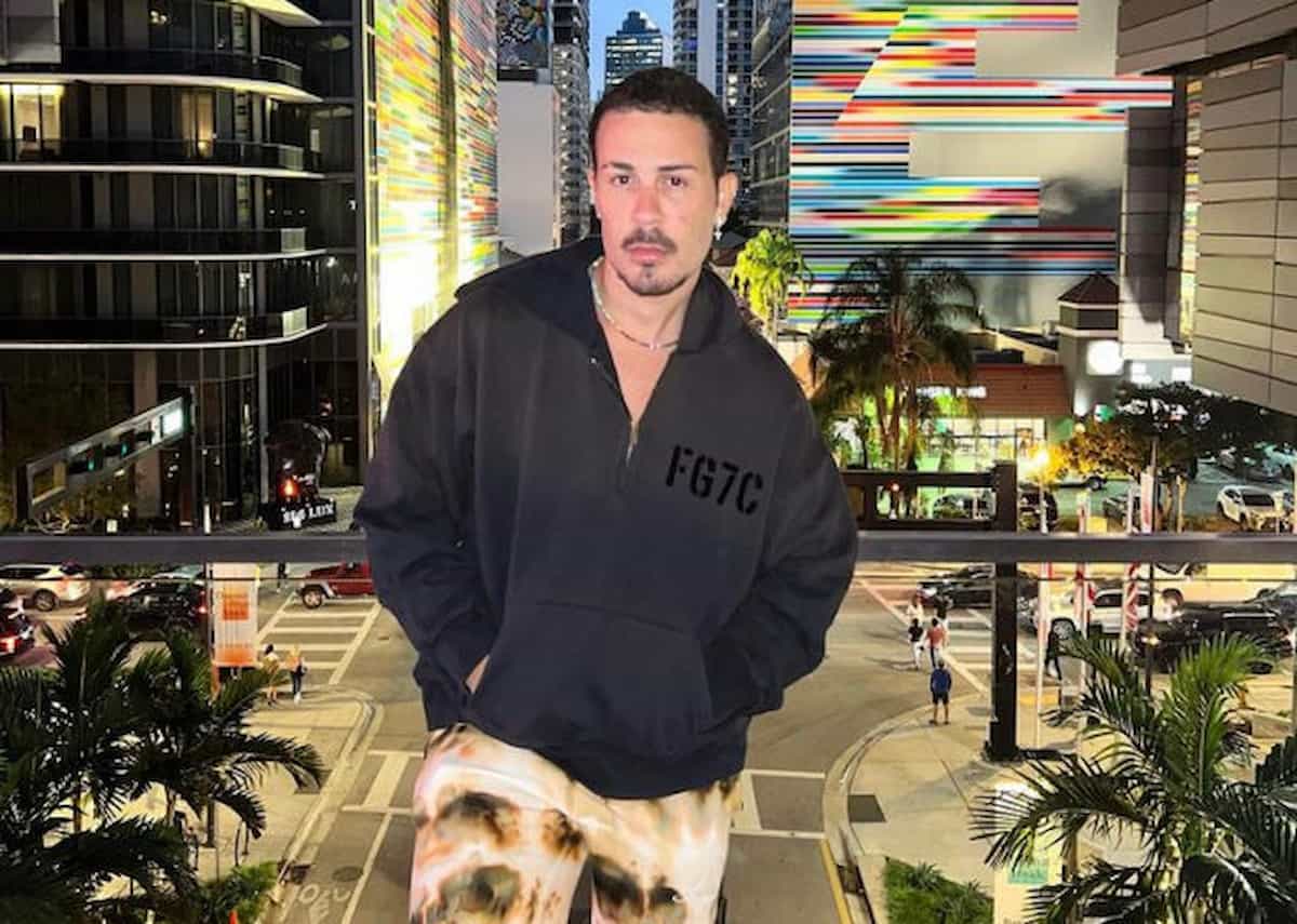 Carlinhos Maia dá R$ 20 mil a menor ambulante em restaurante na Ponta Verde
