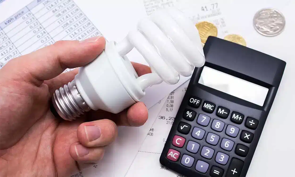 Conta de luz: cobrança adicional deve seguir até o final do ano