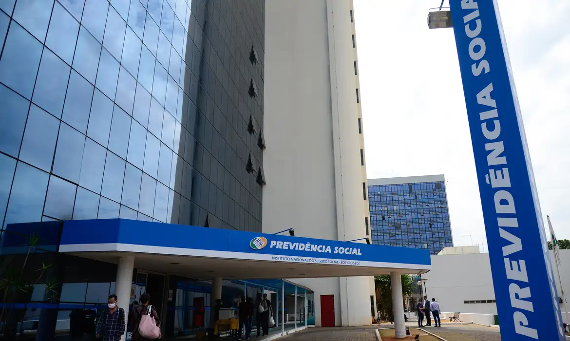 Medida que determina registro de faltas de servidores em greve como “injustificada” é suspensa pelo INSS