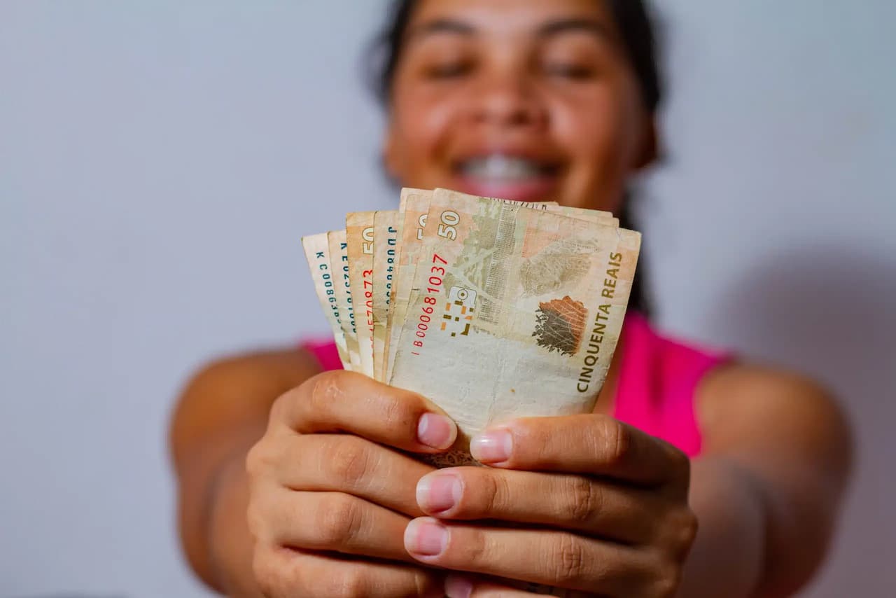 Governo pode liberar R$ 1.200 para mães solteiras — Projeto ganha força em Brasília!