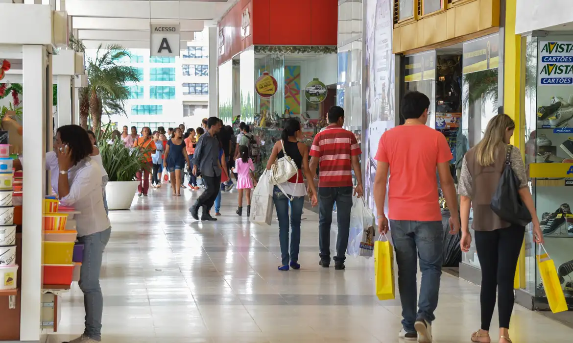 Confiança do Consumidor no Brasil Dispara para Maior Alta em 10 Anos
