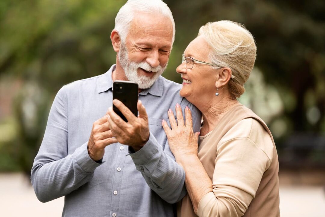 pessoa idosa no celular