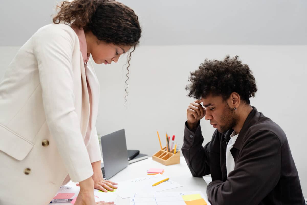 Você sempre chega atrasado no trabalho? Veja quais punições pode receber