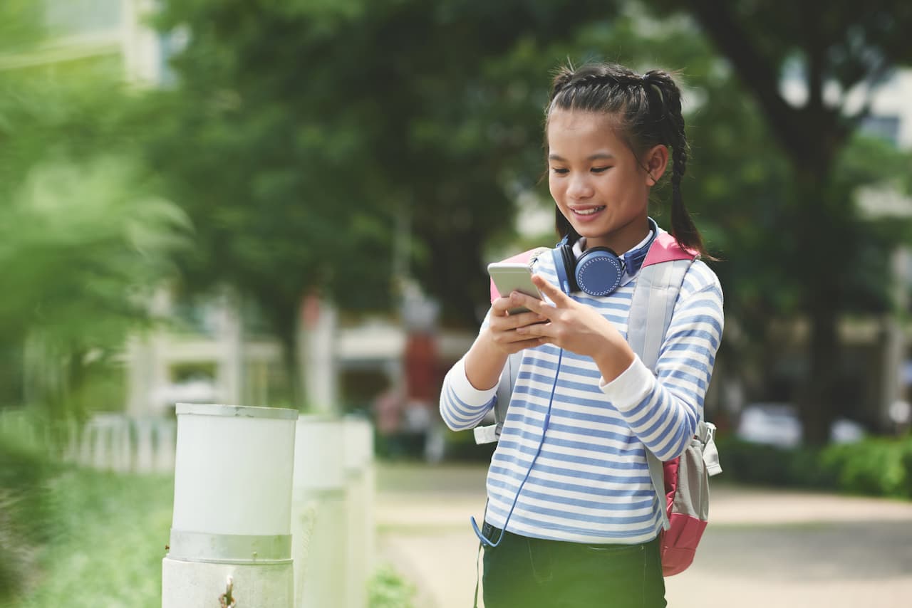 Lula sanciona projeto de lei que limita uso de celulares nas escolas