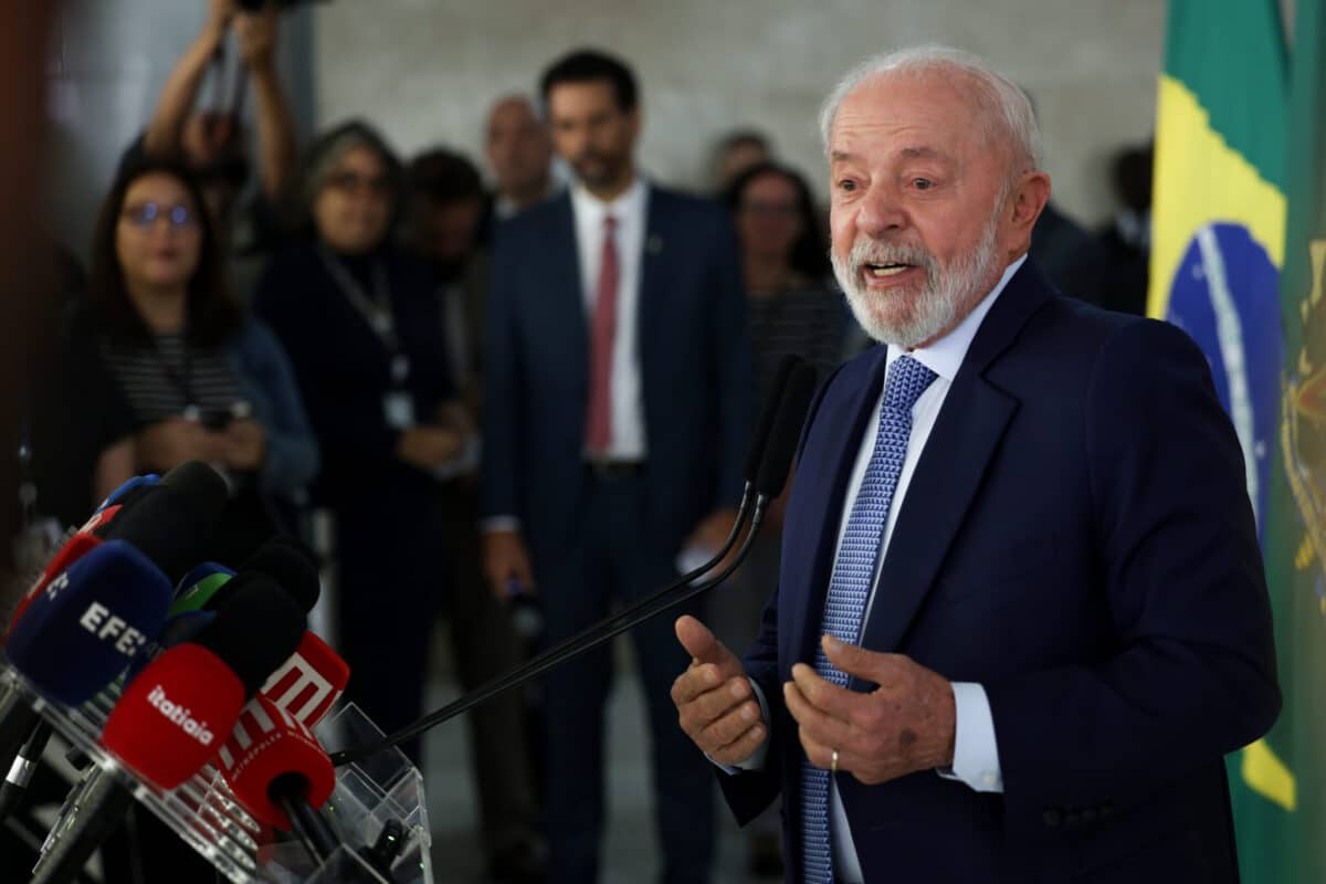 Governo Lula enfrenta 56% de desaprovação, de acordo com o PoderData