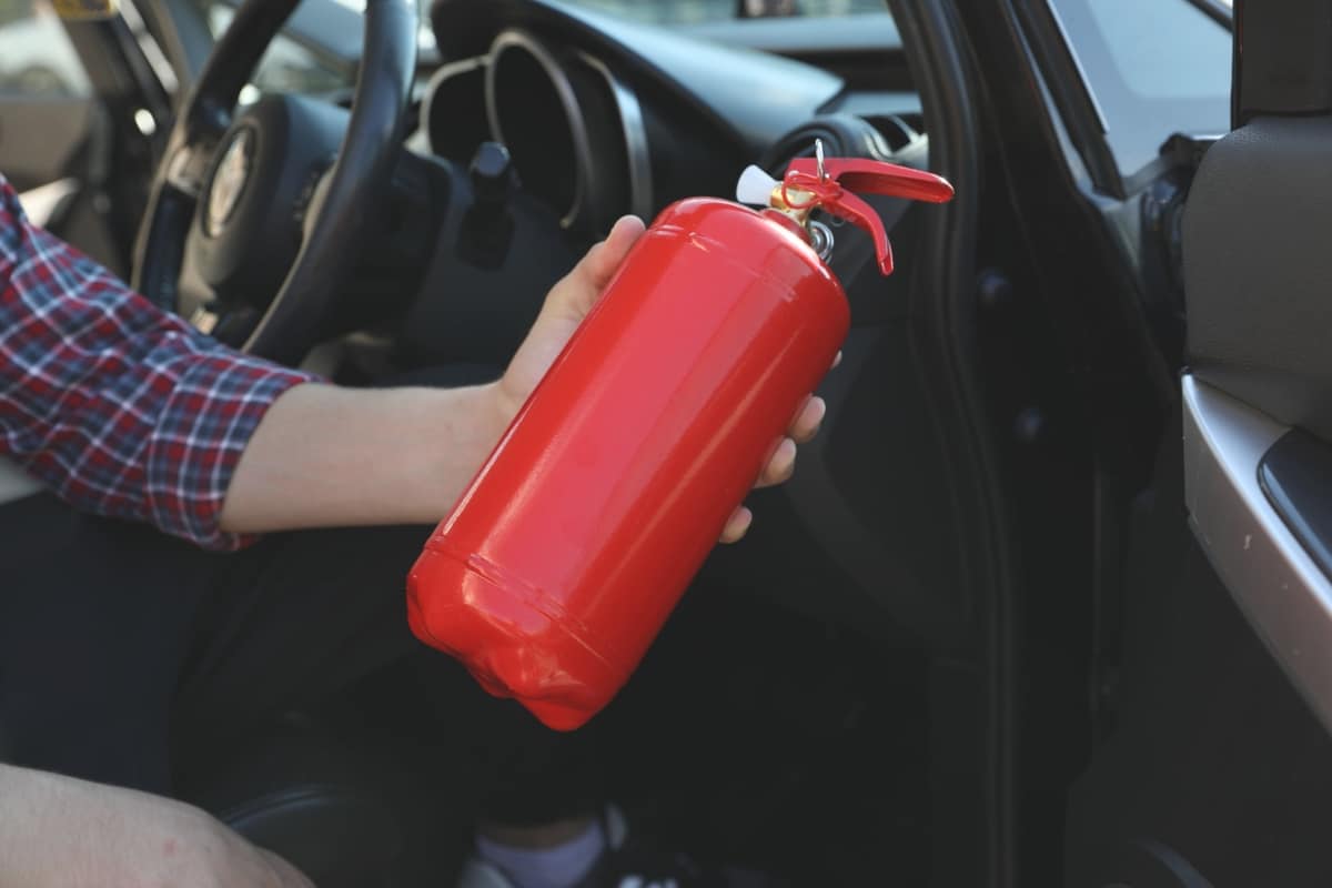Carros podem voltar a ter extintor obrigatório! Veja o que diz o projeto de lei