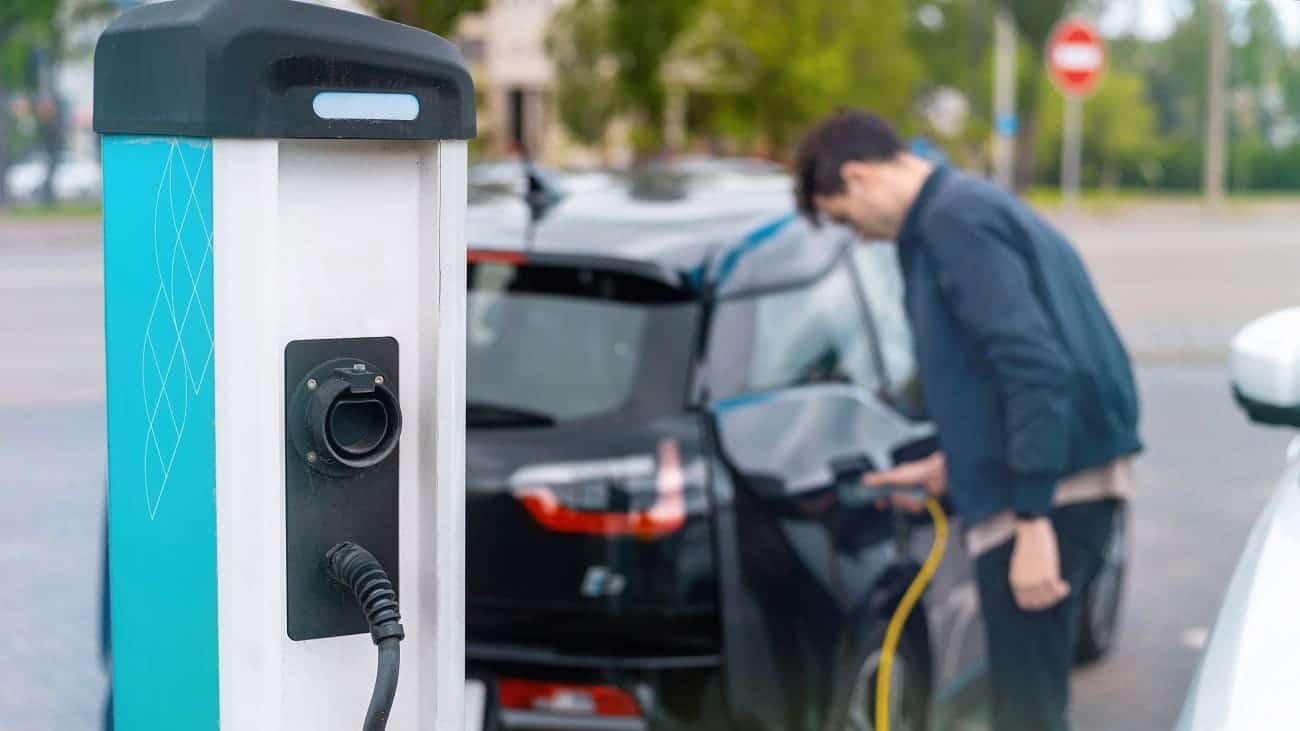 Você pode carregar seu carro elétrico no condomínio?