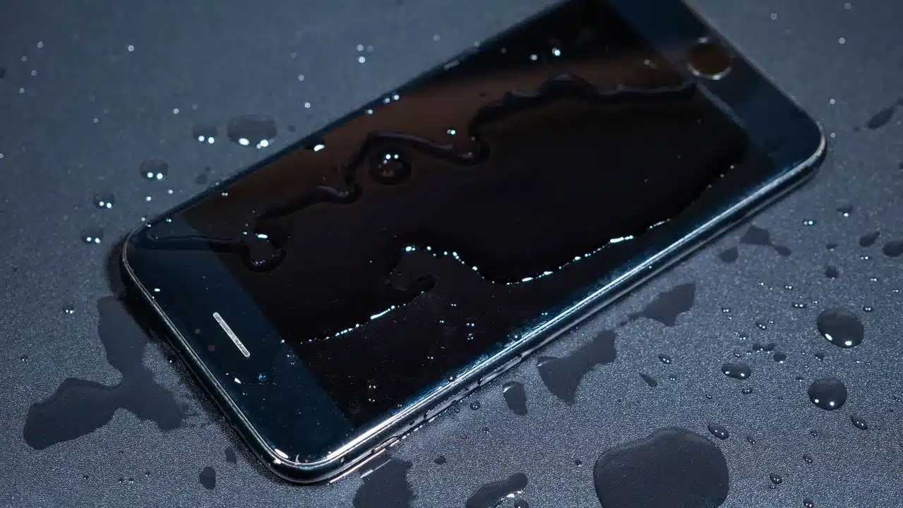 O que fazer quando o celular cai na água? Apple quebra o mito do arroz