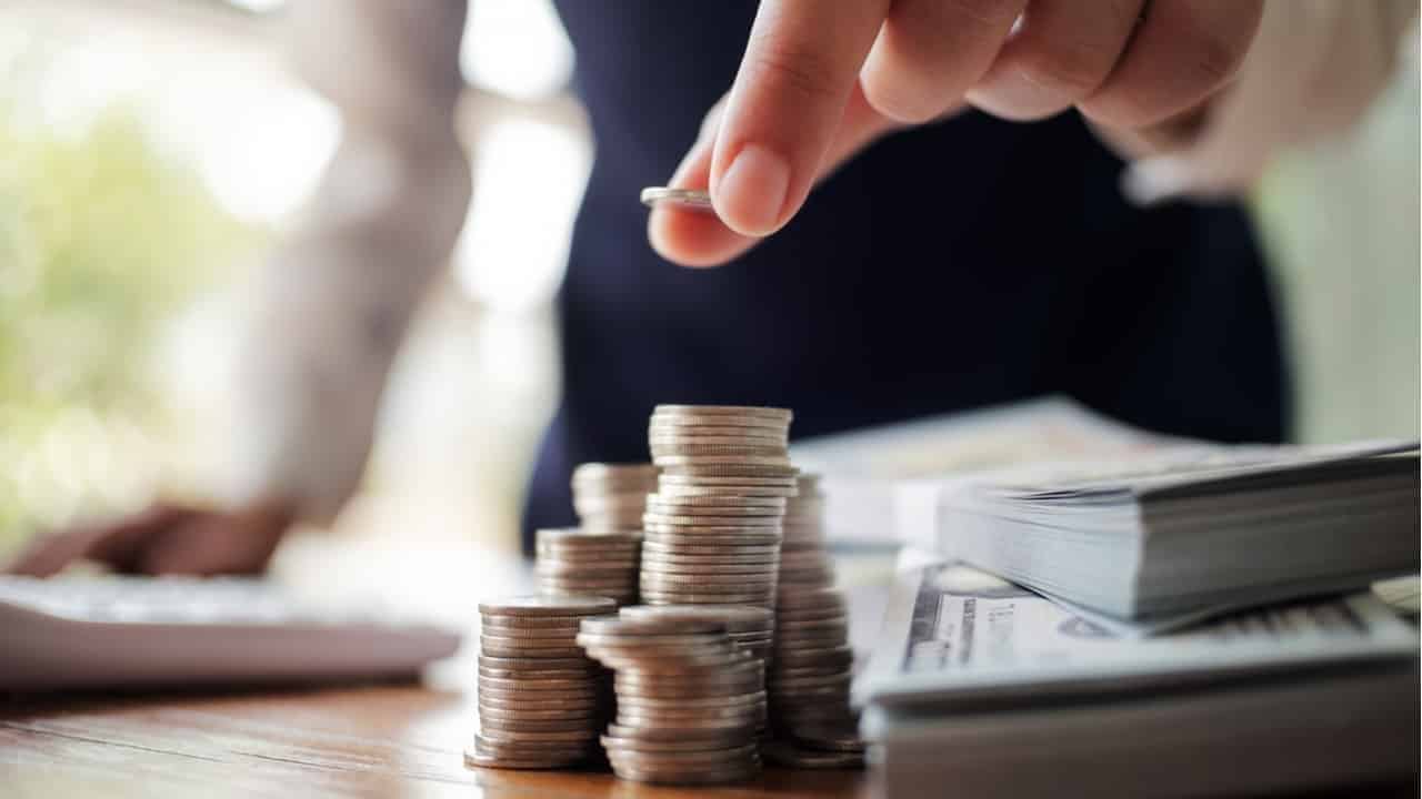 Brasileiros que não economizam nem investem são maioria; confira dicas para começar