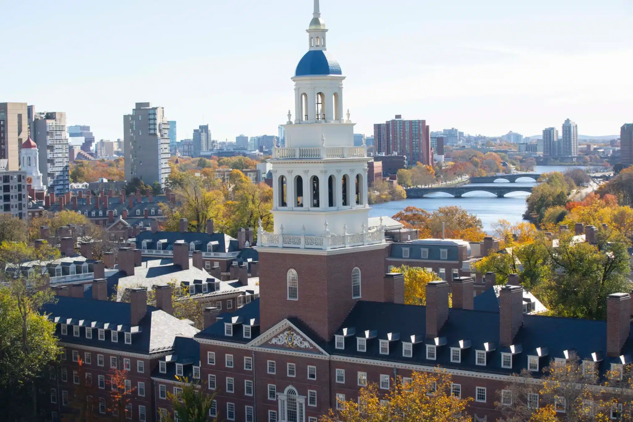 Universidade de Harvard entra com ação contra Trump para permitir matrícula de estrangeiros