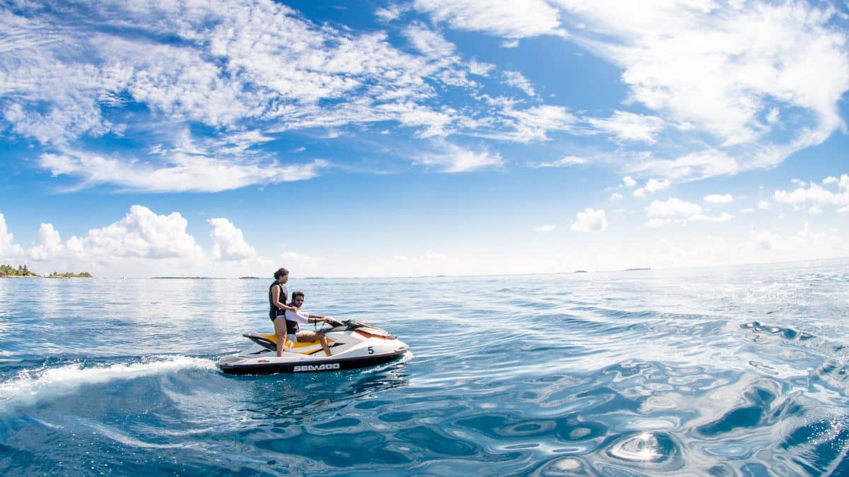 Aluguel de lancha com jet ski incluído: a experiência completa para quem quer aproveitar o mar ao máximo