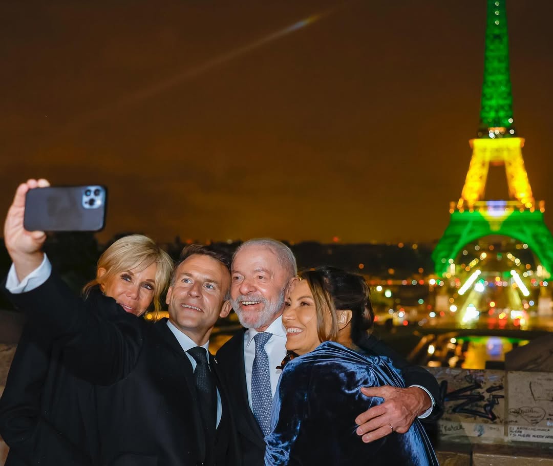 Torre Eiffel é iluminada com as cores do Brasil em noite histórica em Paris
