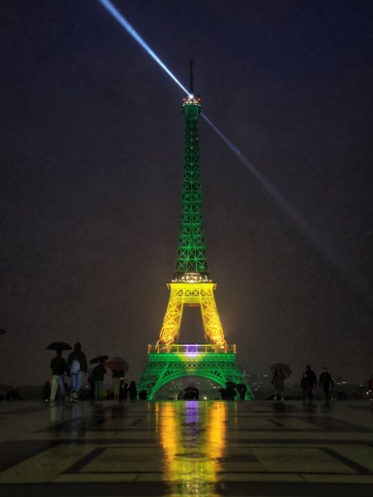 Torre Eiffel é iluminada com as cores do Brasil em noite histórica em Paris