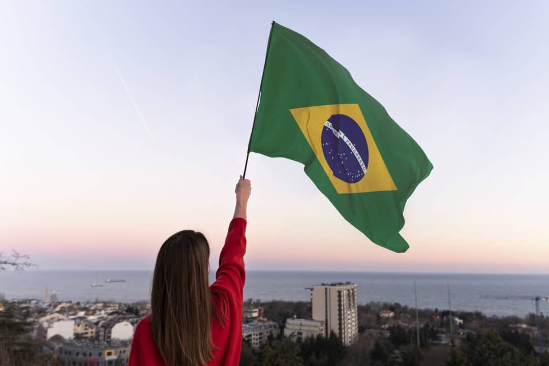 Linguistas avaliam se o Português brasileiro se tornou uma nova língua — o “brasileiro” — e discutem fechamento de influência europeia.