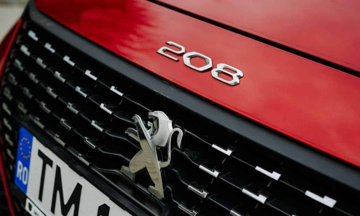 Peugeot 208 híbrido em testes no Brasil terá sistema inovador do Fiat Pulse