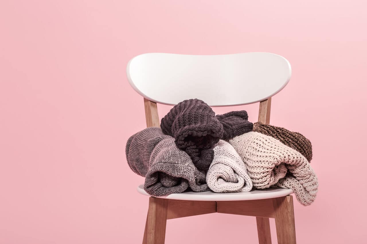 Acumular roupas na cadeira não é só bagunça — veja o que diz a psicologia