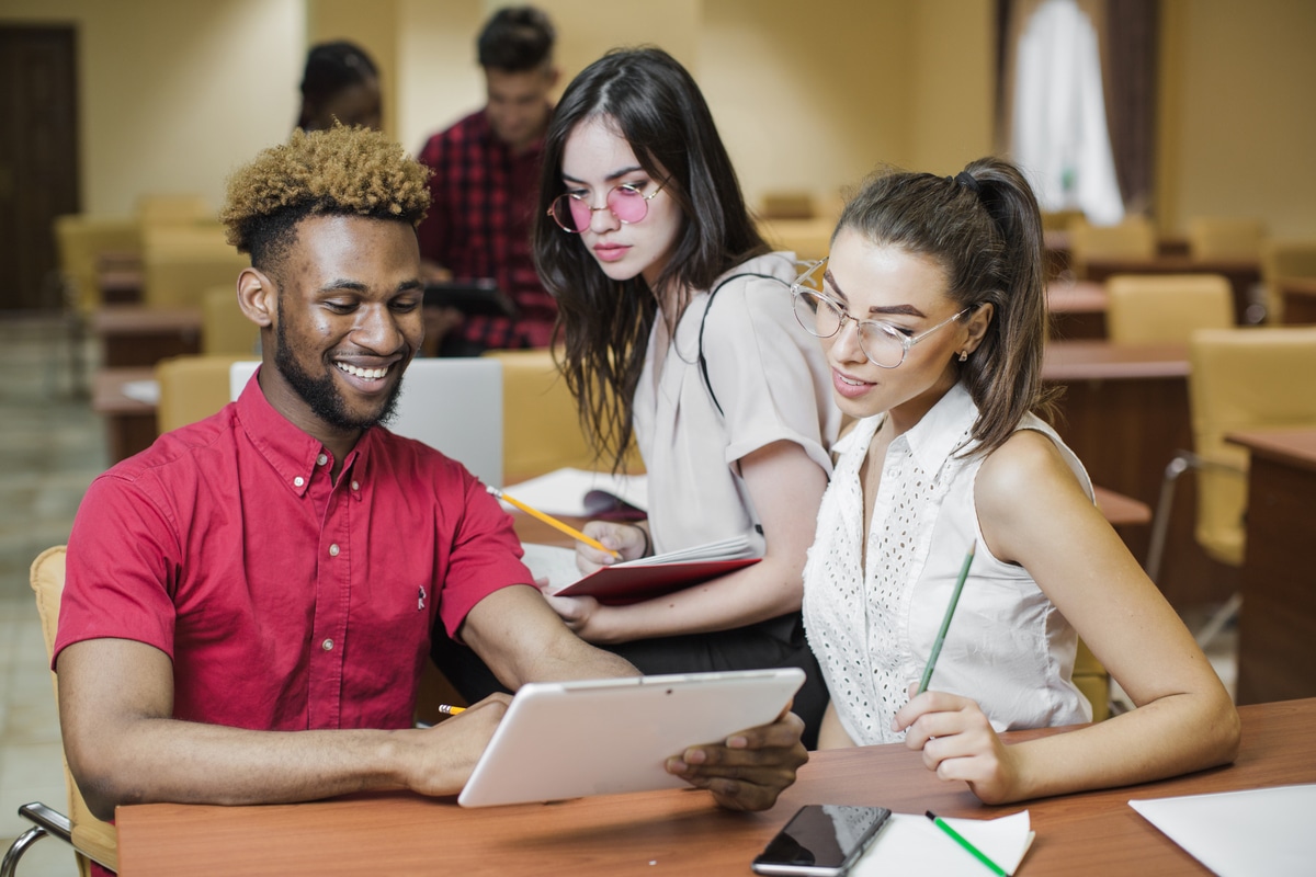 MEC oferece cursos gratuitos de idiomas com certificado: saiba como participar