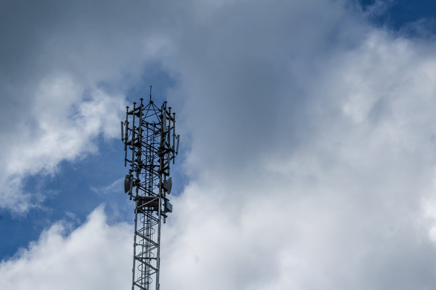 Antena falsa de telefonia cresce e coloca usuários em risco; aprenda a evitar