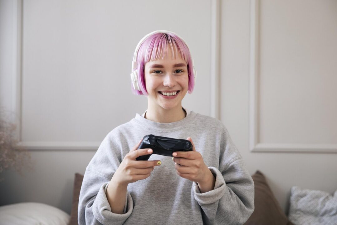 Mulher jogando videogame