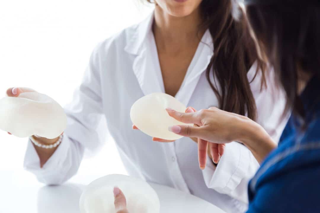 próteses mamárias anvisa
