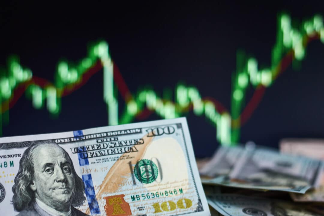 Dólar sobe a R$ 5,47; saiba se é hora de comprar para viajar