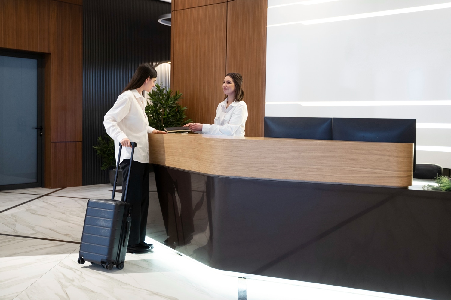 Hotéis de todo Brasil vão liberar 15% de desconto à mulheres que viajam sozinhas