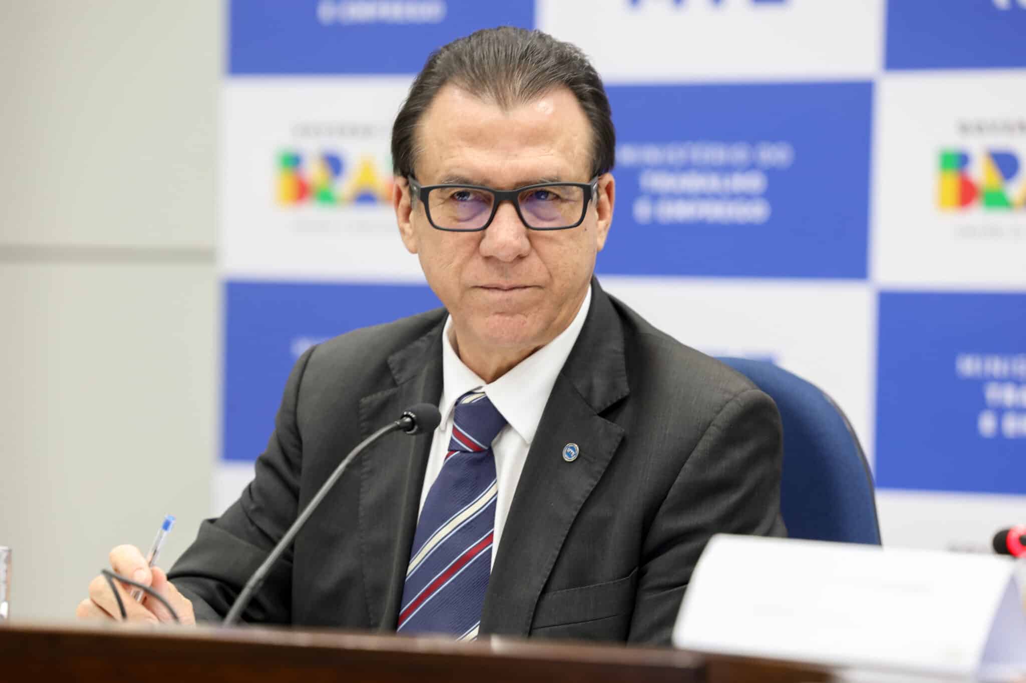 Ministro apresenta “pacotaço” para reduzir jornada e extinguir a 6×1