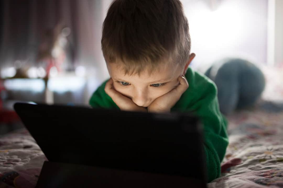 crianças internet violência
