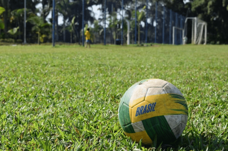 A primeira bola de futebol no Brasil