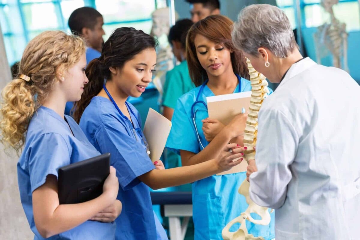 Governo anuncia auxílio exclusivo para estudantes de medicina