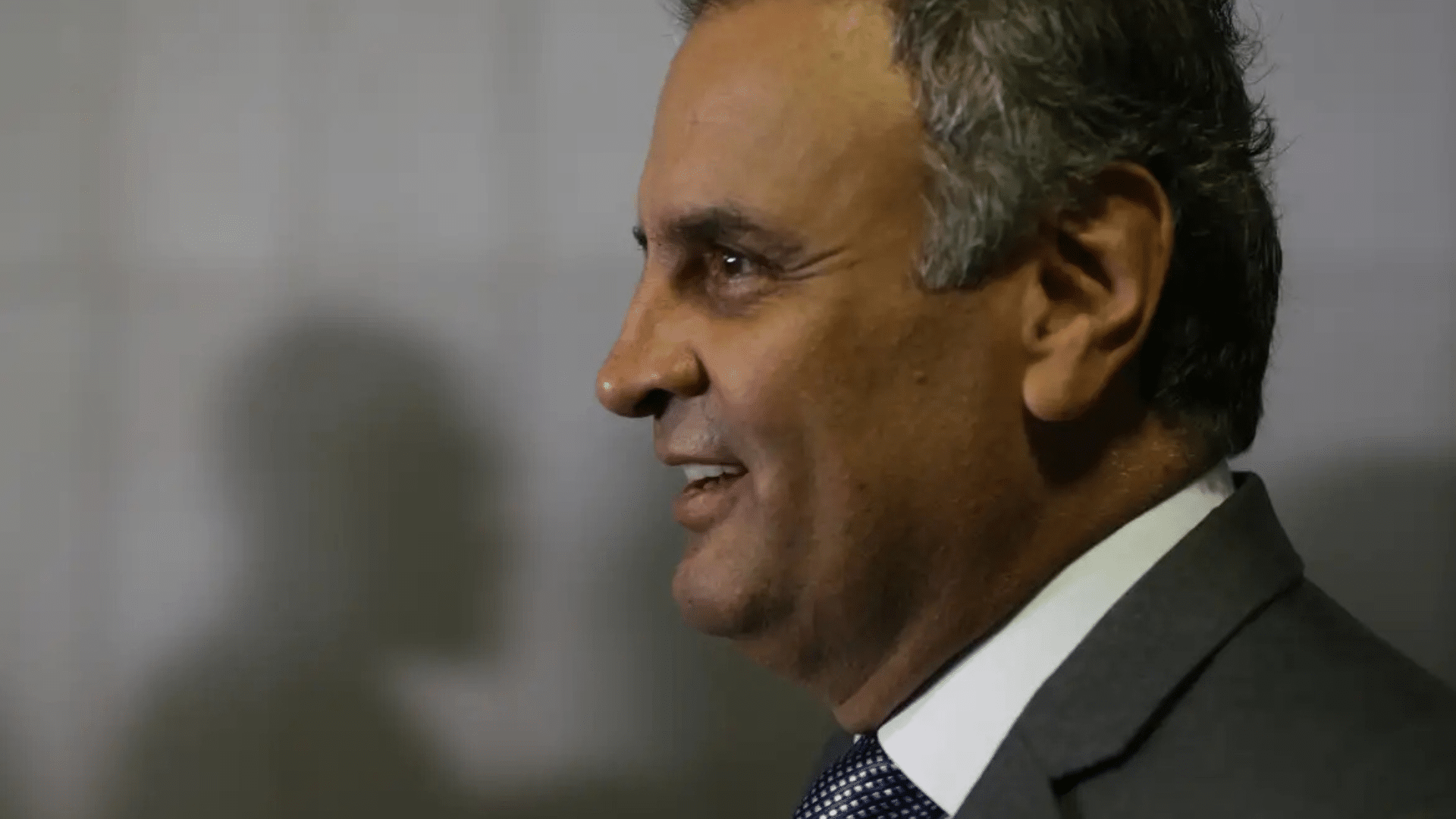 Aécio Neves processa Lula: debate sobre IR vira disputa judicial