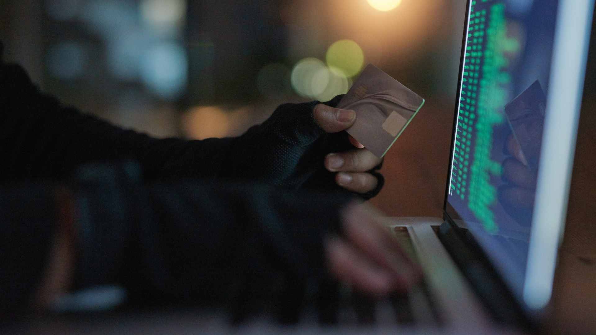 Promessa de renda extra online esconde golpe; veja como identificar