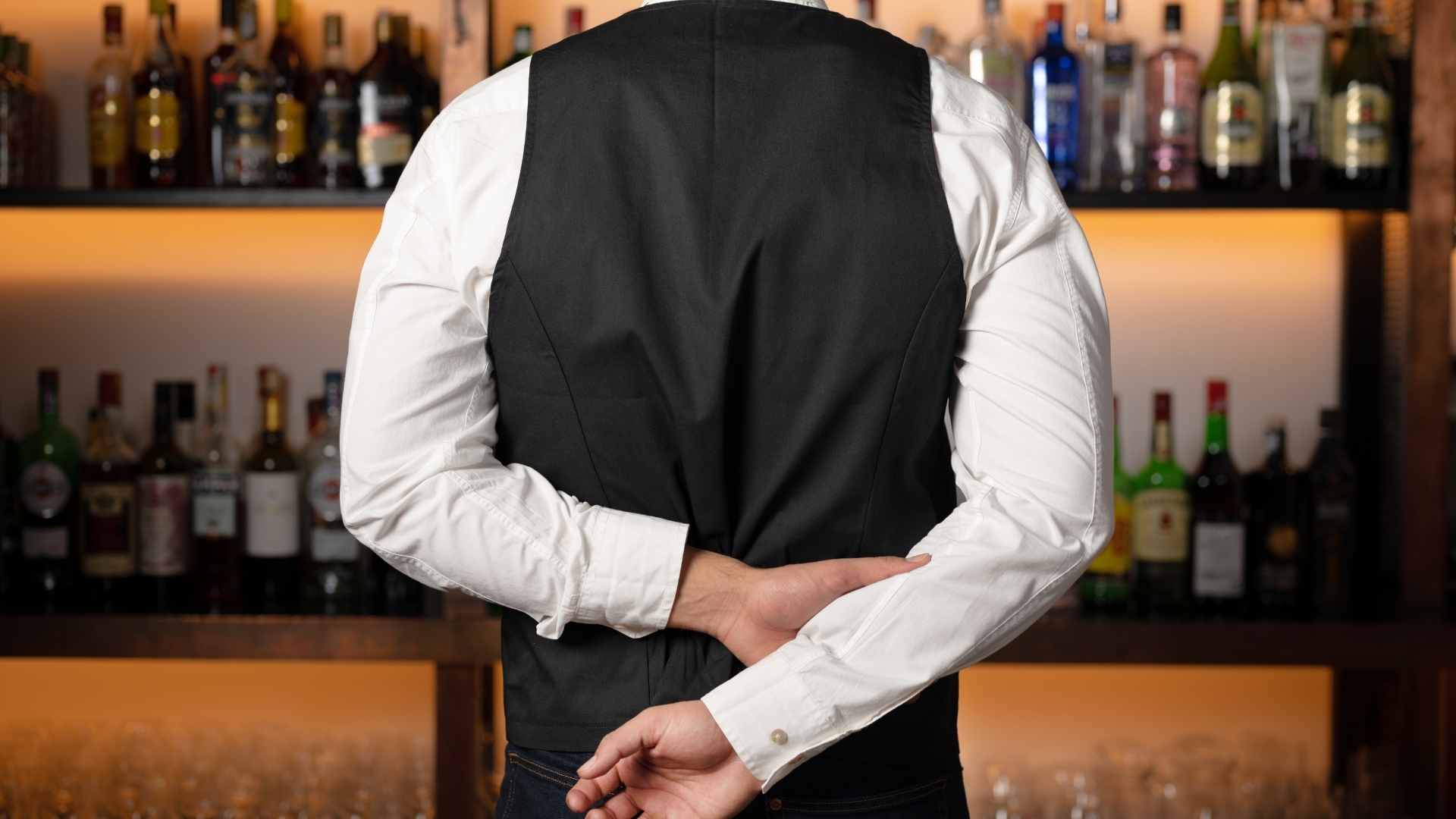 Garçons não podem cobrar 10%? Veja o que diz a regra