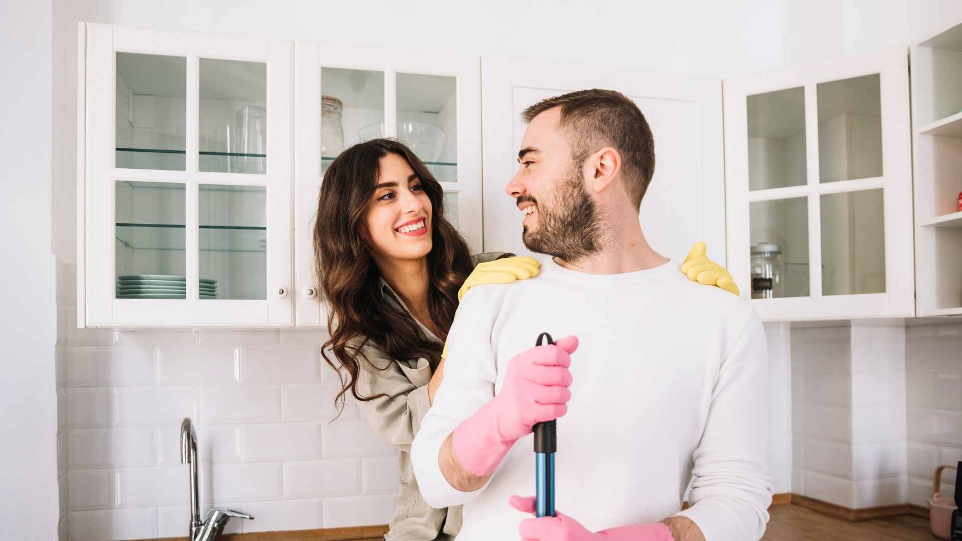 Mais amor e menos conflito: o que Harvard diz sobre dividir tarefas em casal