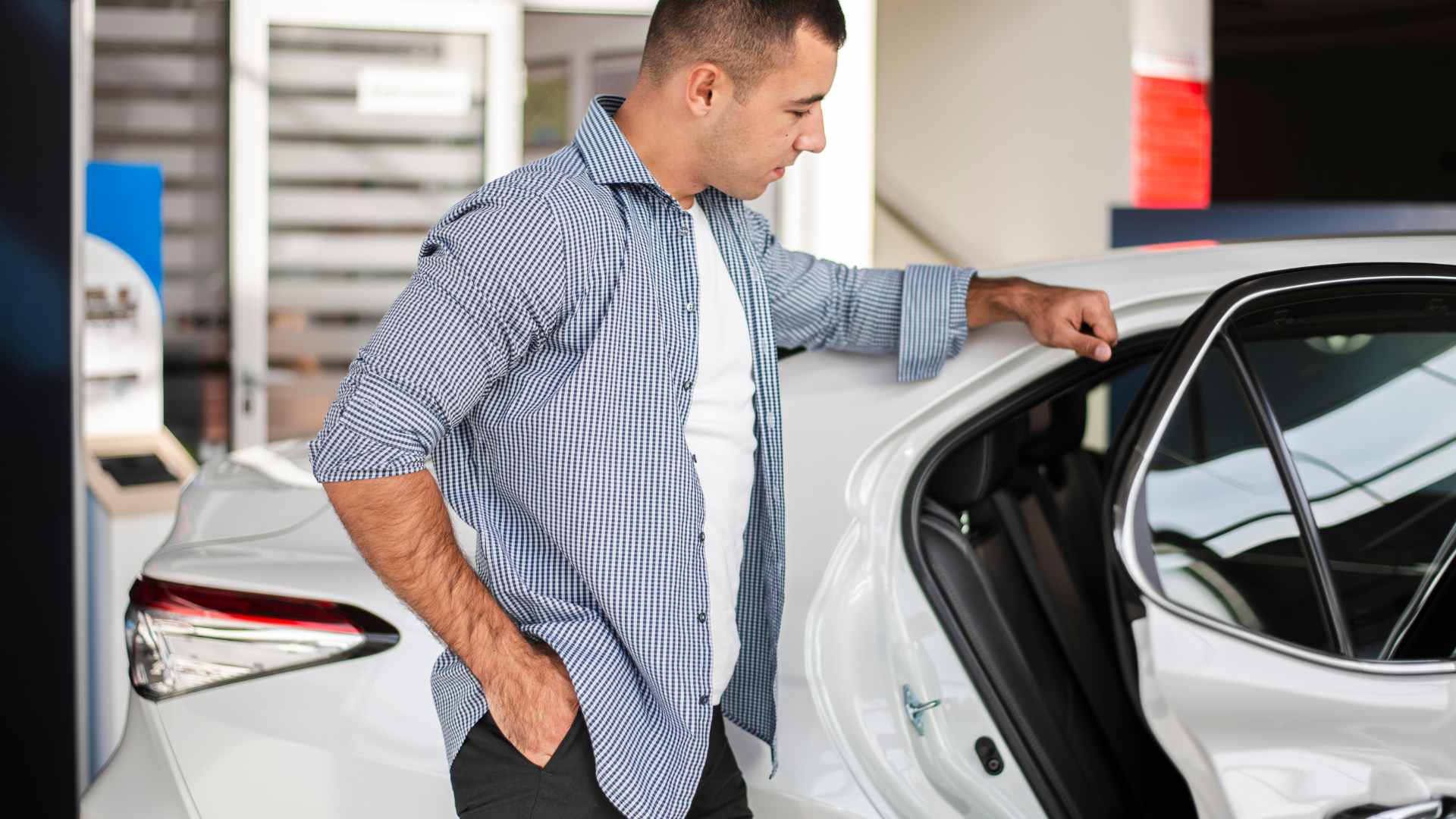 Deixar motor ligado parado pode dar multa? Guia completo da lei