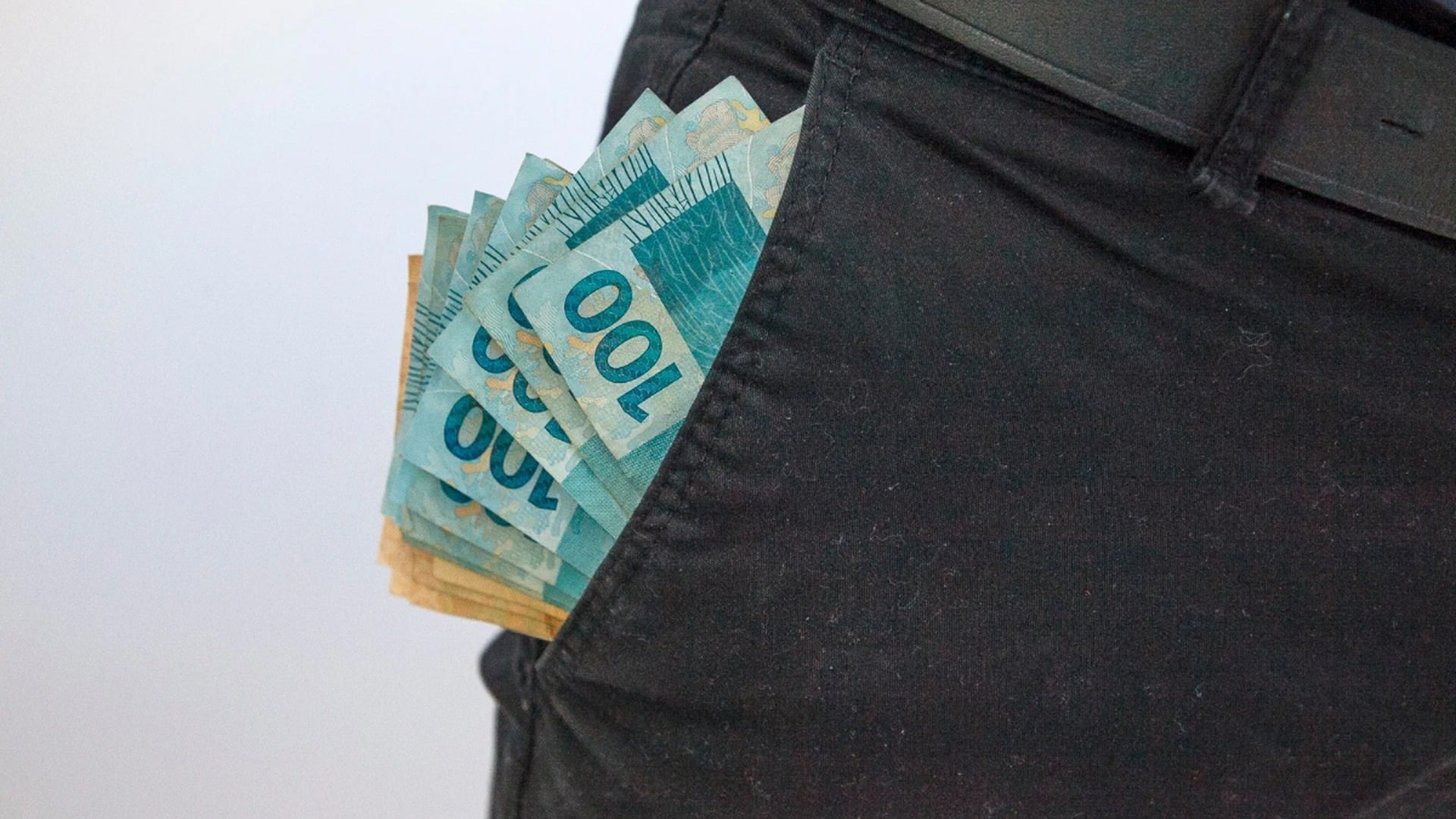 Salário mínimo de até R$ 2.407 amplia renda de trabalhadores no PR
