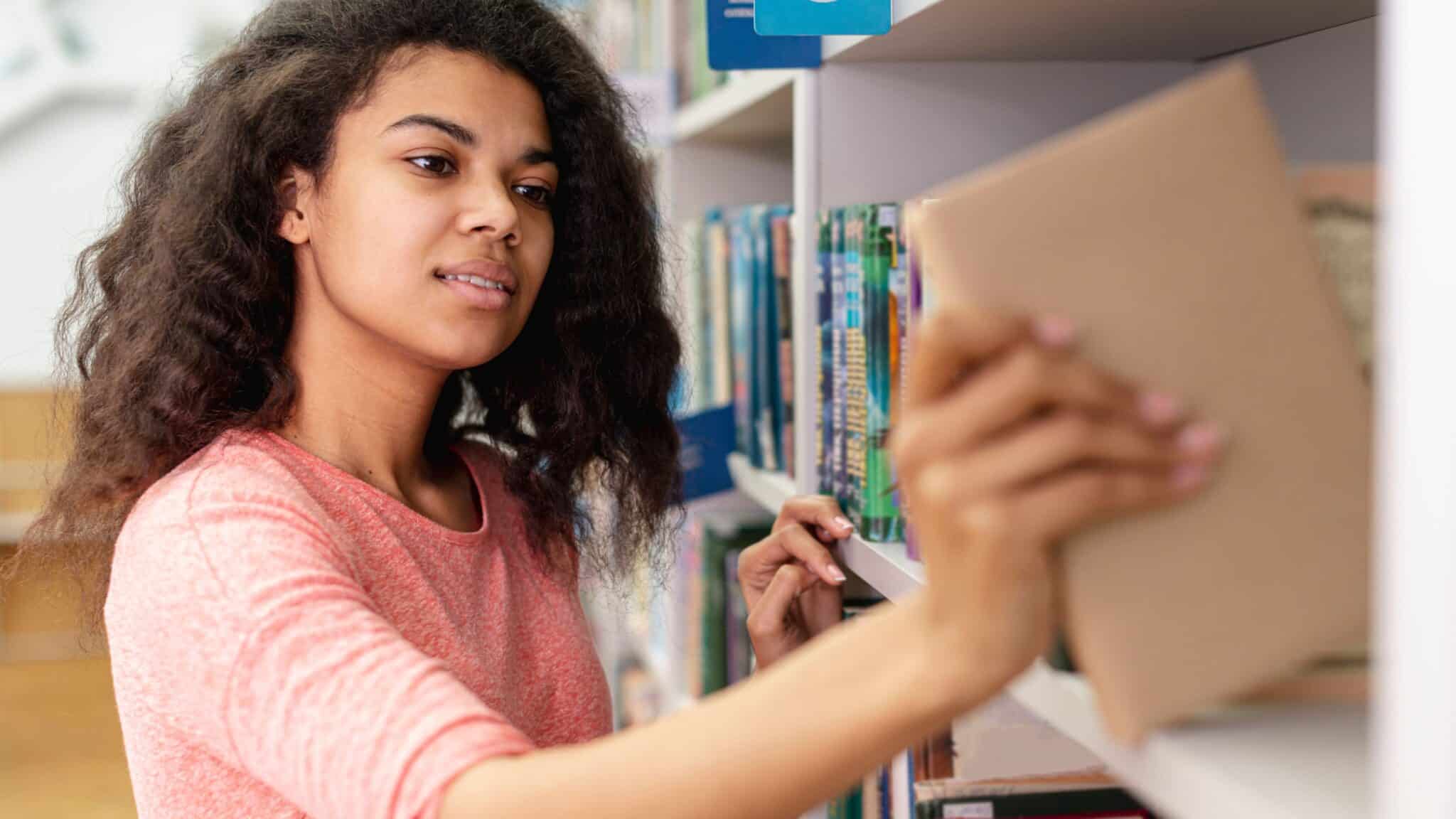 Estudantes do ensino médio público terão R$ 200 depositados no Caixa Tem em breve