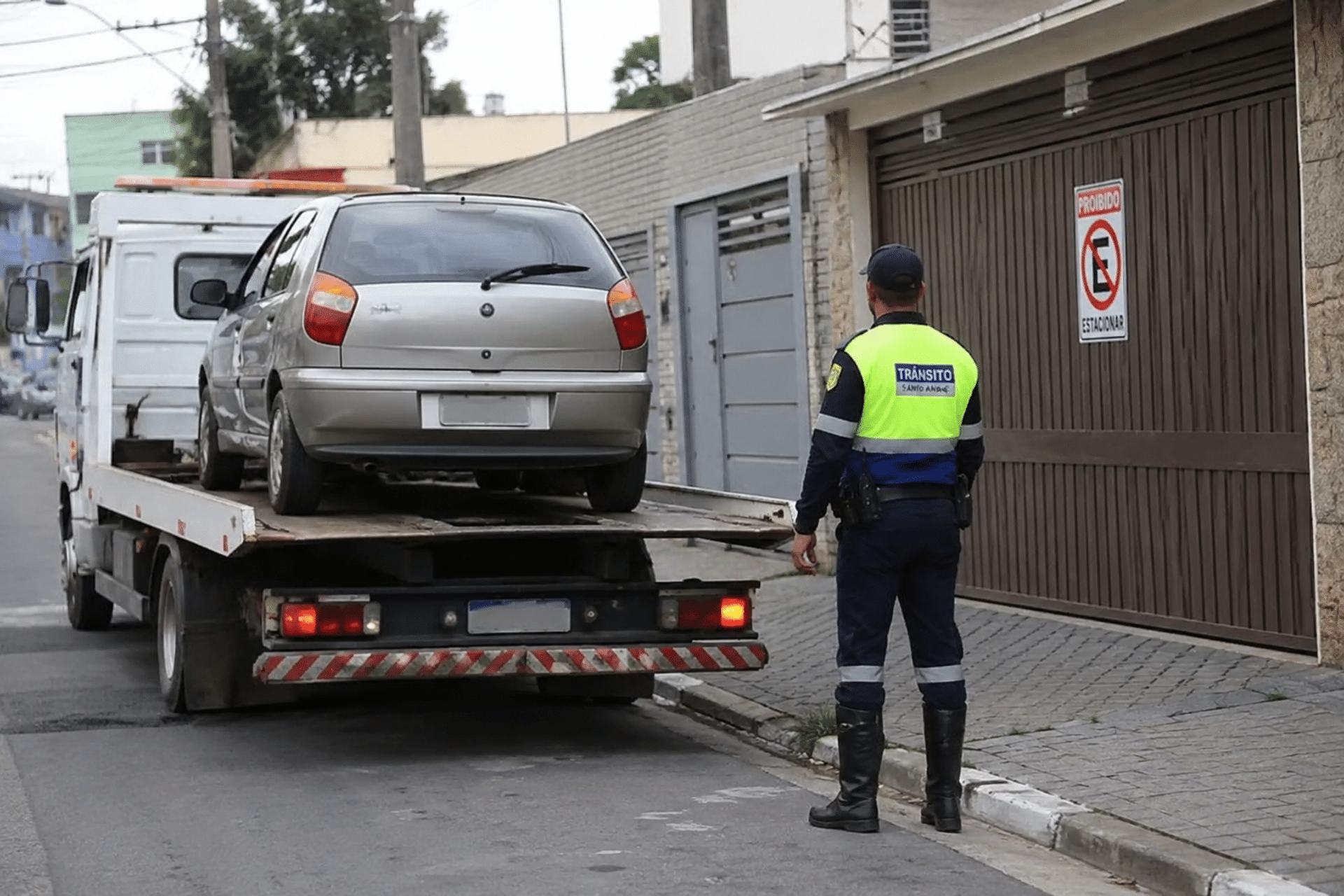 Guia rebaixada ajuda autoridades a identificar infração em frente a imóveis