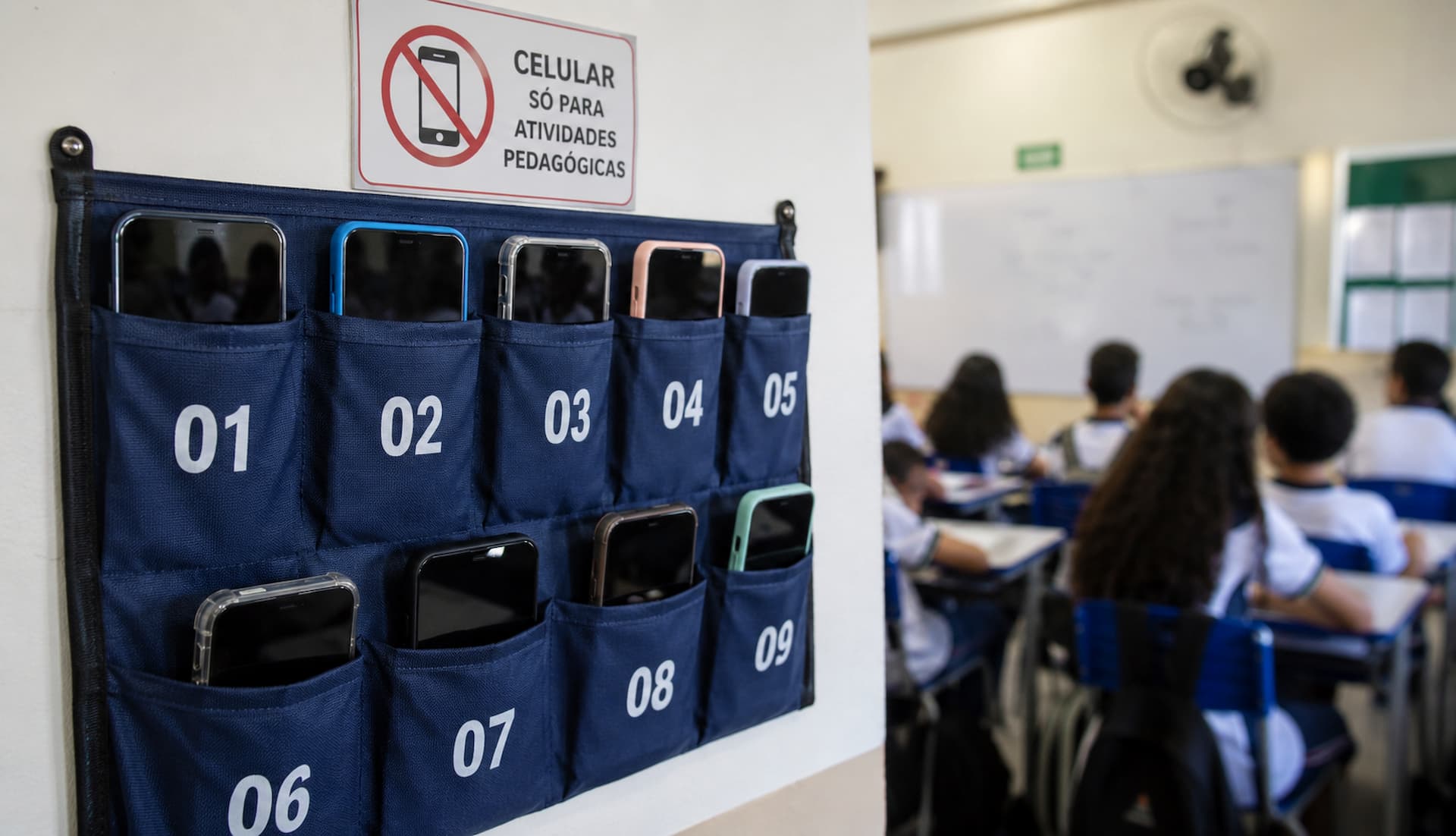 Lei que restringe celulares completa um ano; 92% das escolas mantêm proibição