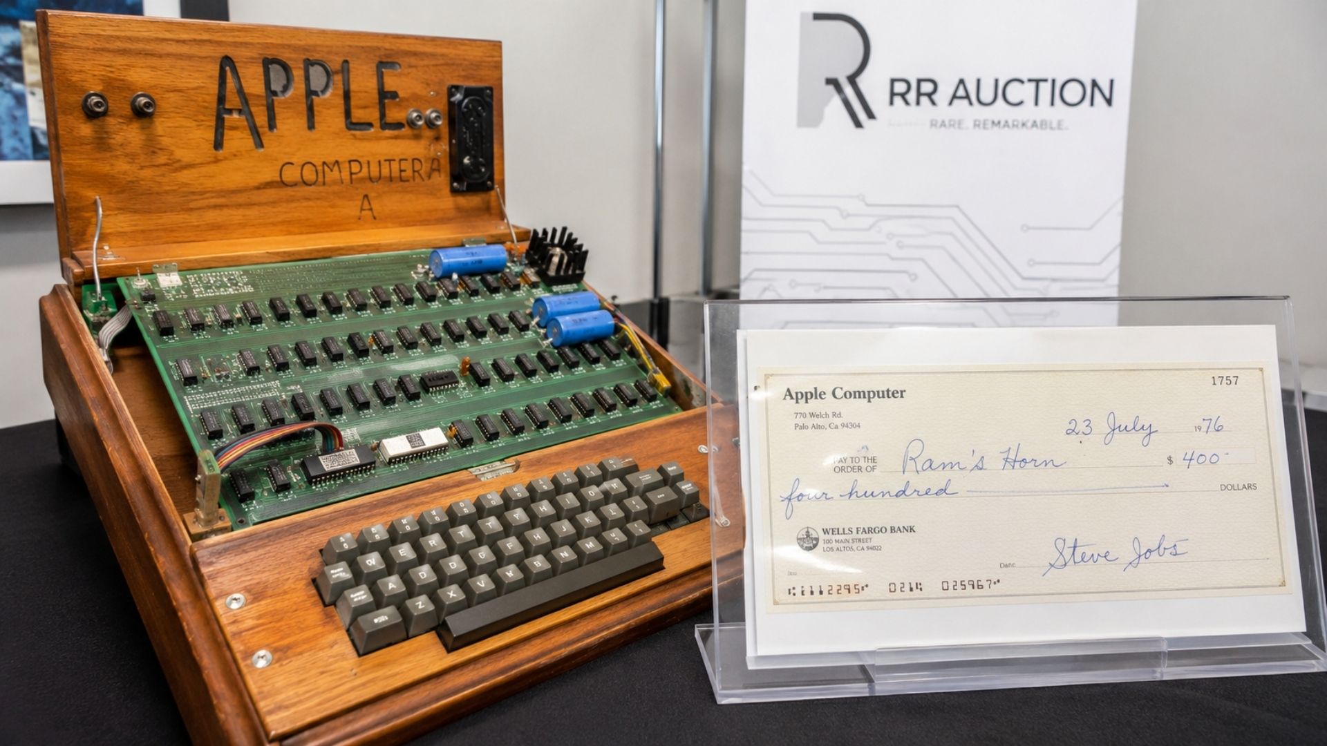 Leilão reúne Apple-1 e cheque original assinado por Steve Jobs