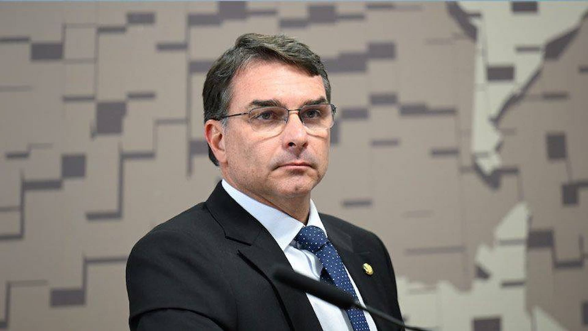 Flávio Bolsonaro afirma aos EUA que PIX e cartão têm funções diferentes