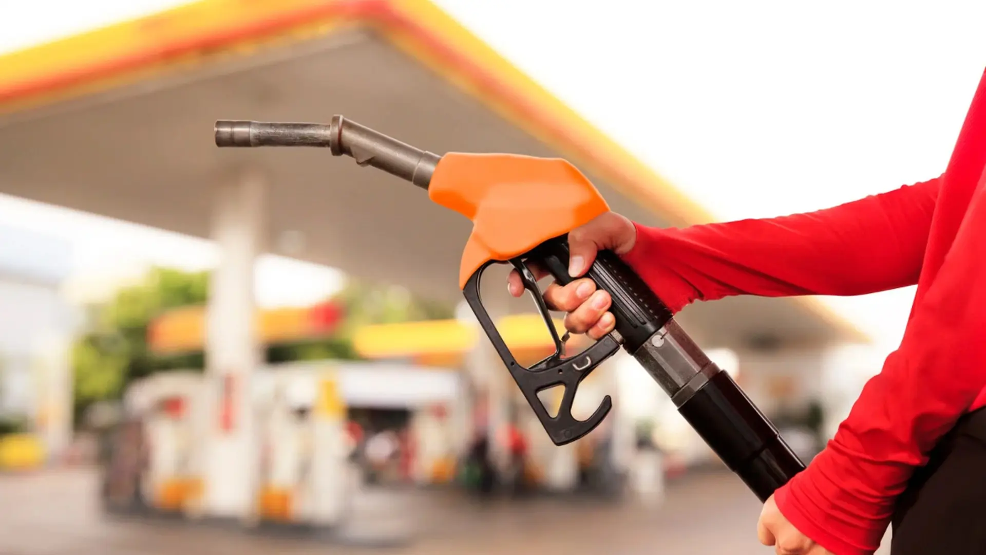 Preço da gasolina resiste à queda nos EUA e continua pesando para motoristas